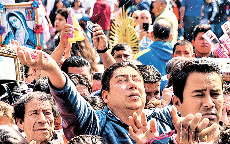 Devotos de la virgen de Guadalupe abarrotan el templo mariano; algunos viajan desde Chiapas. (Cuartoscuro)