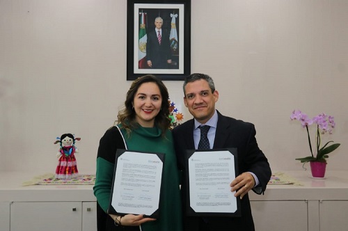Durante la firma del acuerdo. (Especial)