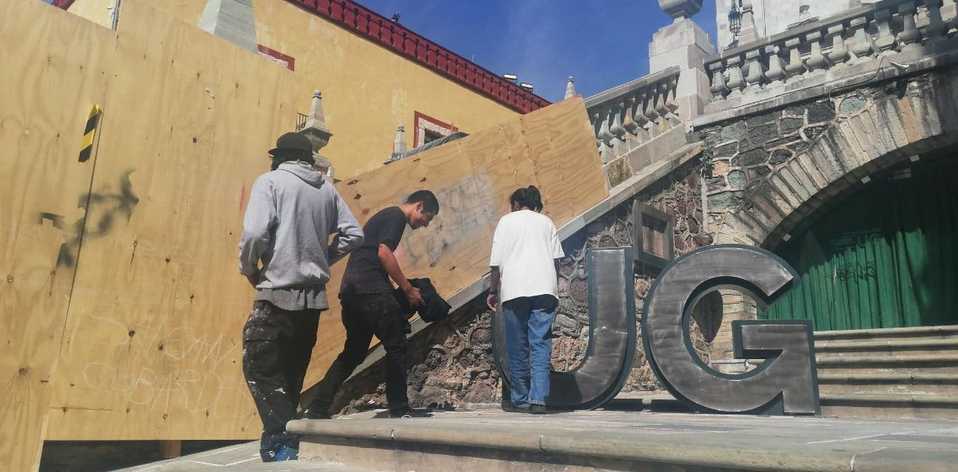 Estudiantes de la Universidad de Guanajuato limpiaron los sitios en donde permanecieron en paro por 6 días. Jannet Ruiz.