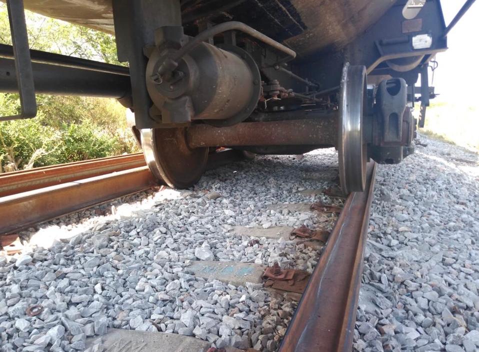El ferrocarril descarriló por una falla en las vías. (Óscar Rodríguez)