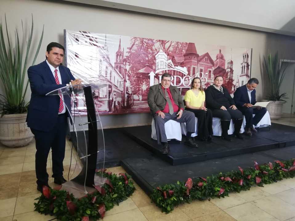 Homero Martínez presentó su informe en el lobby del Teatro Centauro. (Isis Rábago)