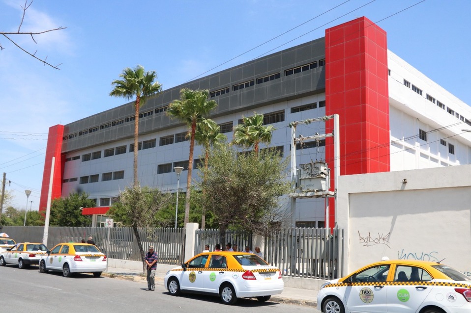 El hospital  de Tierra y Libertad tiene  más de 25 años en obra gris. (FOTO: Archivo)