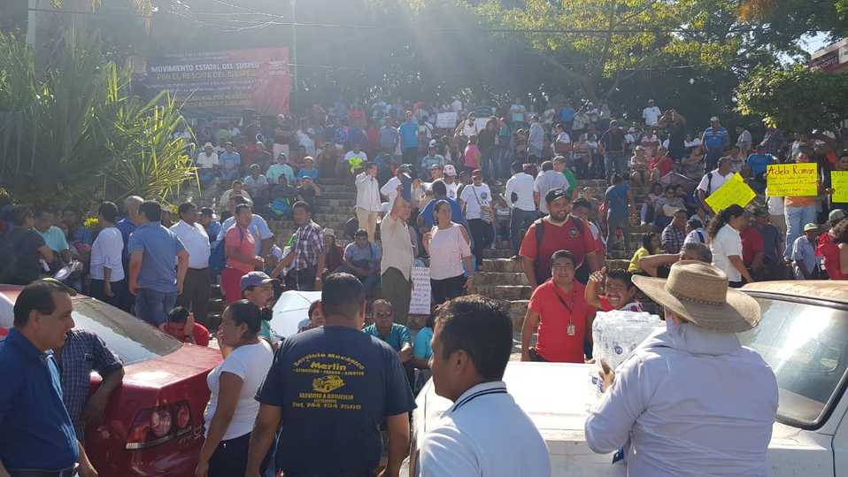 Tras más de cinco horas levantaron el bloqueo de la avenida Cuauhtémoc en Acapulco. (Javier Trujillo)