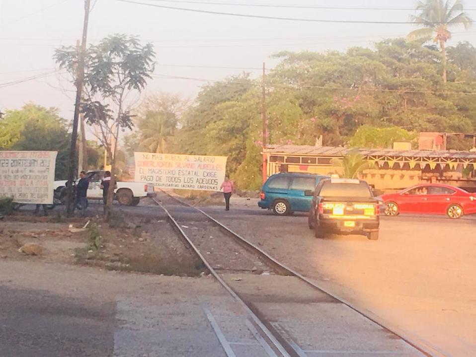 Los maestros colocaron mantas sobre las vías del tren. (Jocelyn Estrada)