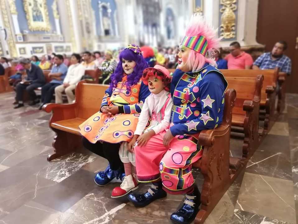 Los 120 payasos que hay en Tehuacán, se capacitan continuamente para llevar a su público mensajes con valores. (Apolonia Amayo)