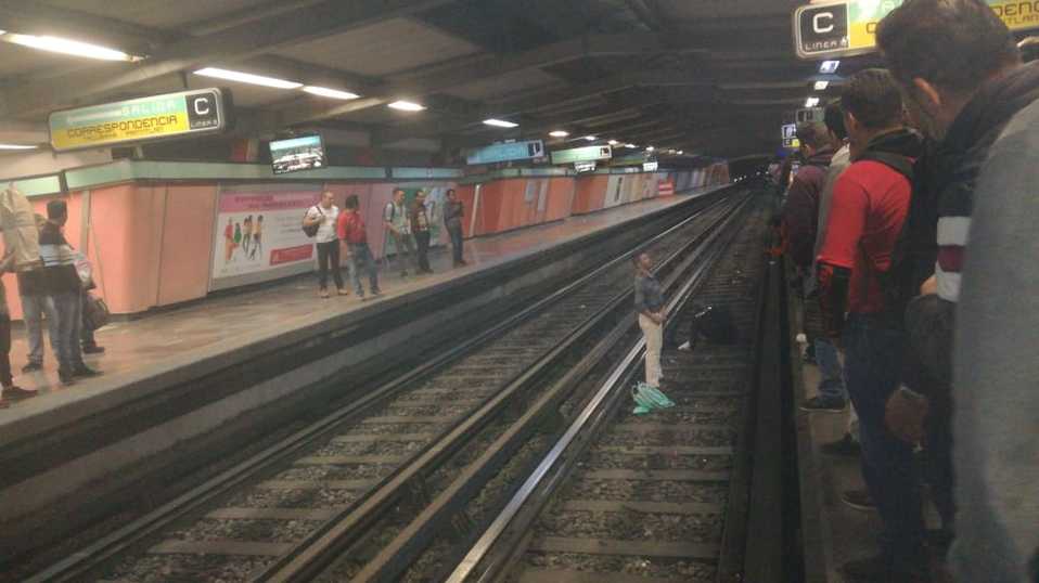 Policía fue aventado a las vías del Metro Jamaica por un hombre.