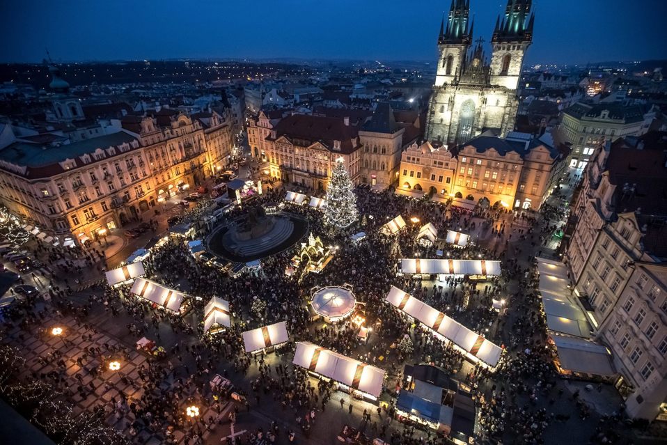 Praga. Luces navideñas en un mercado de la Ciudad Vieja en República Checa. (EFE)