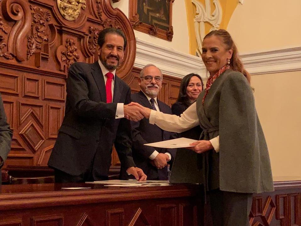 Recibe Beatriz Gutiérrez Müeller plaza como docente en BUAP (Especial)