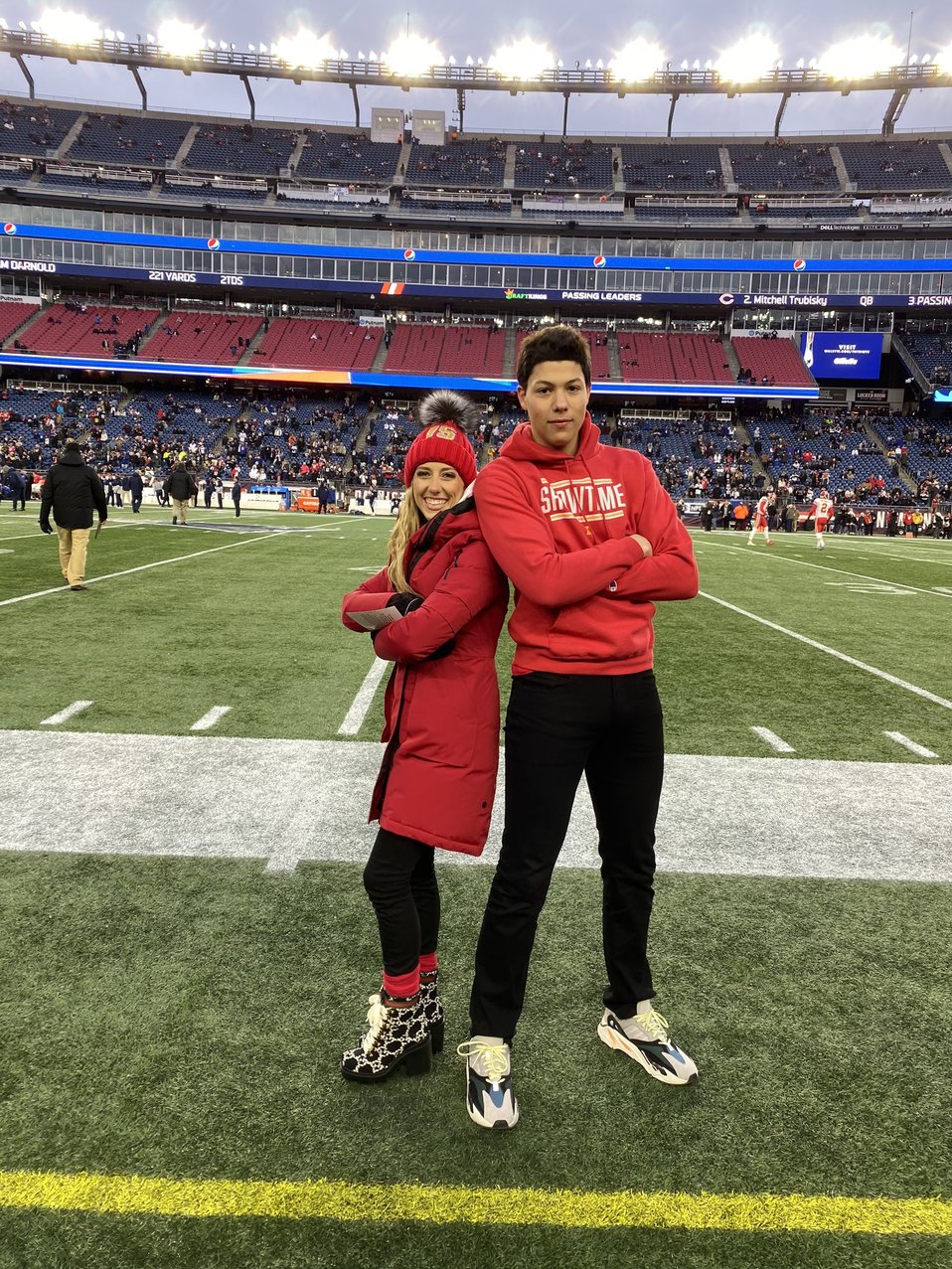 Brittany Matthews y Jackson Mahomes durante el partido (Twitter: @jacksonmahomes)