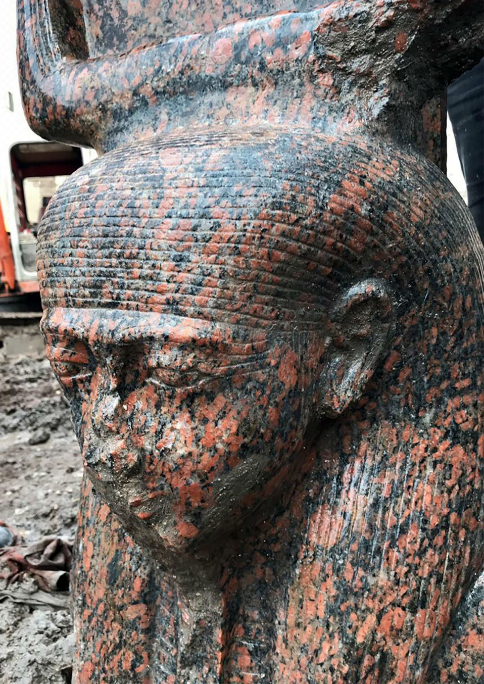 El busto de Ramsés II tiene 105 cm de alto y 55 cm de ancho. (AFP)