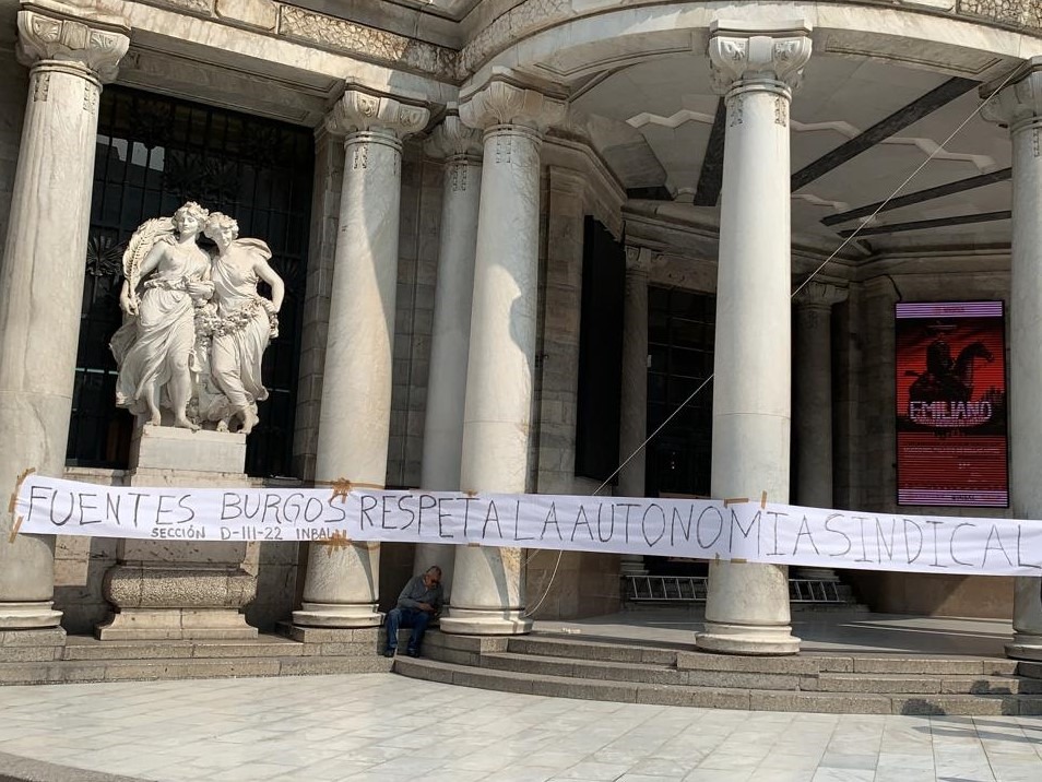 Empleados del INBAL protestan en Palacio de Bellas Artes. | Especial