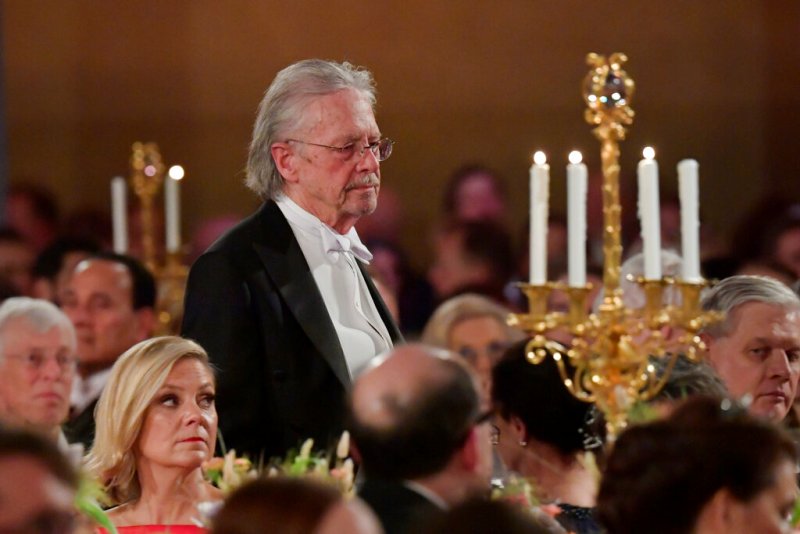 El escritor Peter Handke recibió su Premio Nobel de literatura el martes entre críticas en Suecia y fuera del país. (AP)