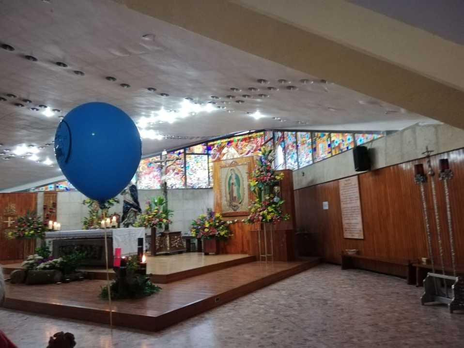 Algunos de los fieles, se hincan frente al atrio, mientras que unos más agradecen por un año más de vida, por un milagro o por tener un trabajo. (Jaim
