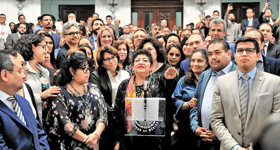 La funcionaria capitalina rinde protesta en el pleno del Congreso local. (Especial)