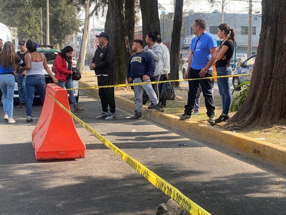 El motociclista chocó contra el árbol tras atropellar a una mujer en la GAM. | César Velázquez