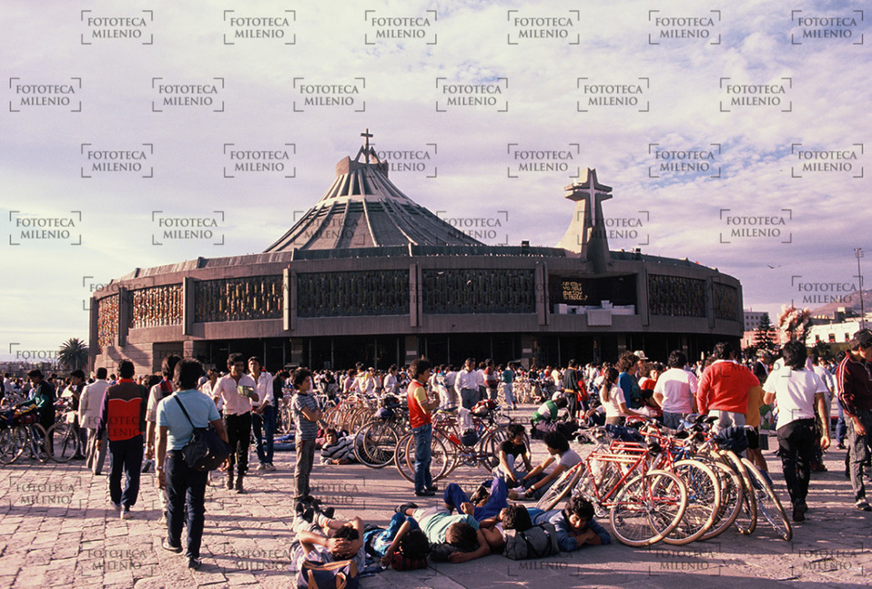 Peregrinos descansan en las Inmediaciones de la Basílica de Guadalupe en vísperas de cantarle a la Virgen Las Mañaitas, en 1989. (FOTOTECA MILENIO)