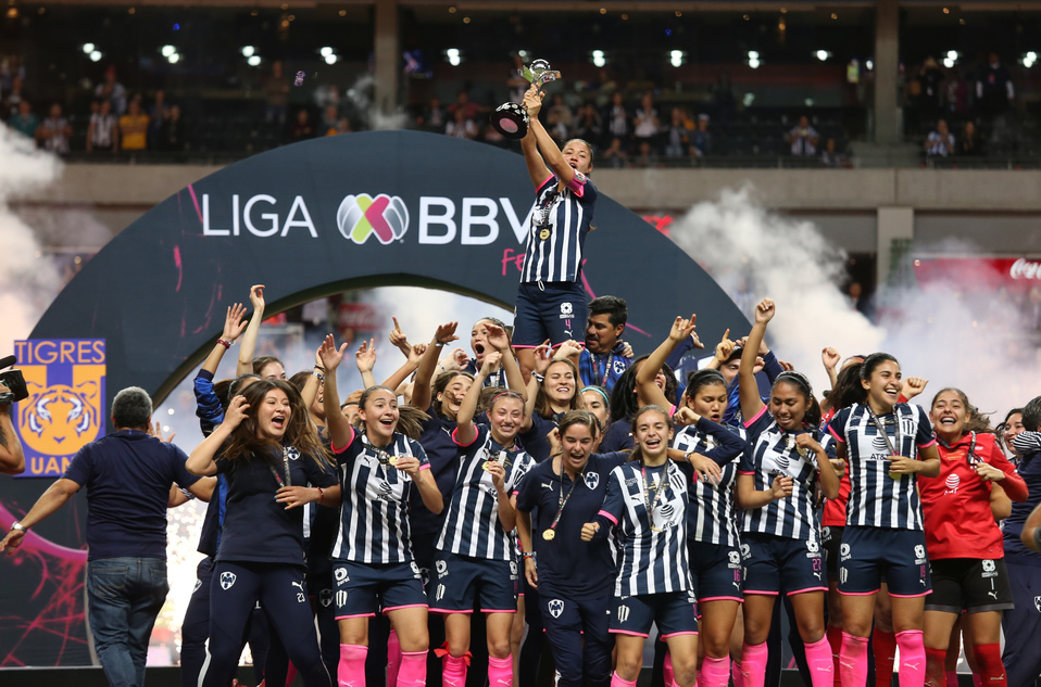 Rayadas de Monterrey levantando el título de la Liga MX Femenil (Imago7)