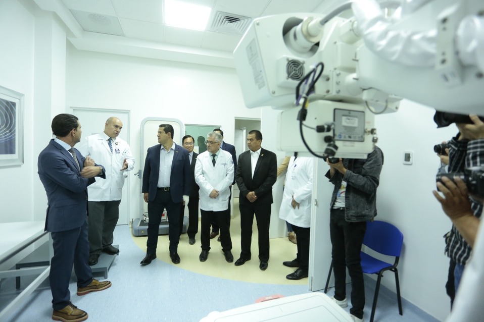 Recorren autoridades instalaciones del Hospital en Puerto Interior / Foto: Especial