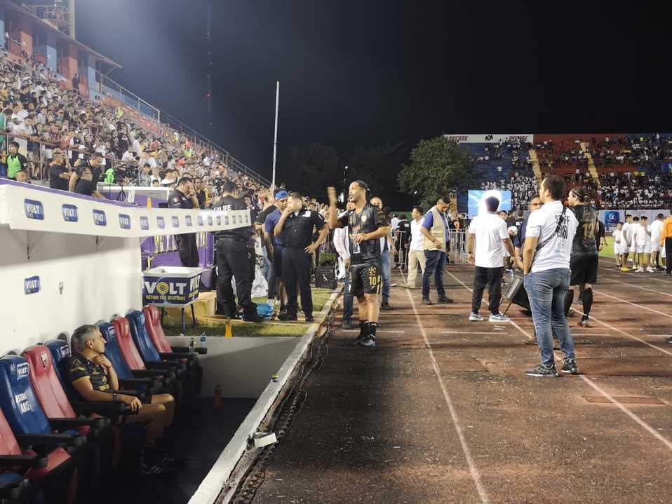Ronaldinho provoca euforia en su despedida en el Andrés Quintana Roo (Minelli Atayde)