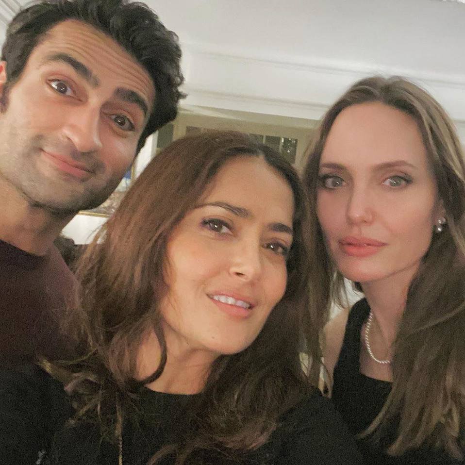 Salma Hayek y Angelina Jolie presumen su amistad en filmaciones de Eternals (Instagram).