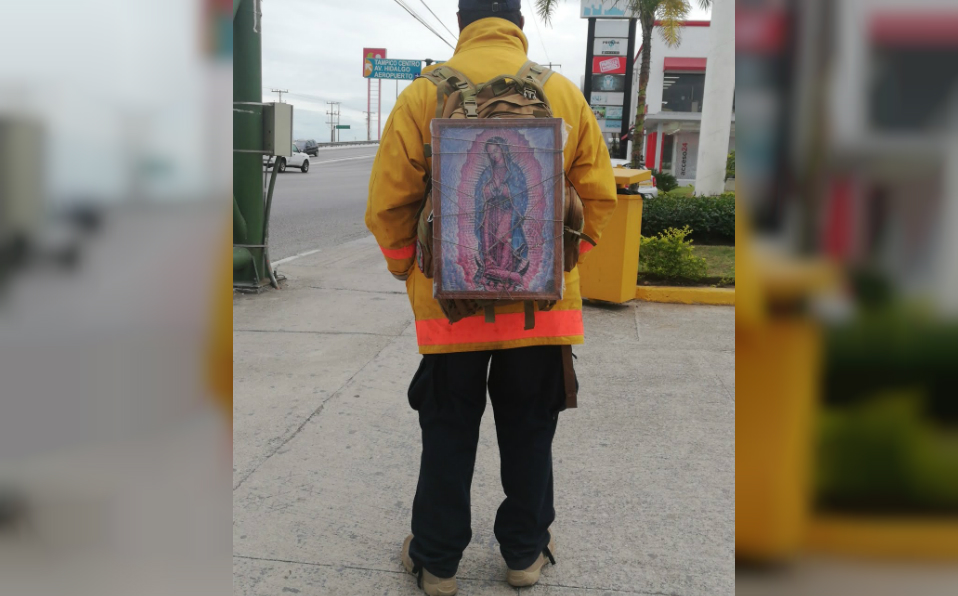 Salomón en creyente de la virgen de Guadalupe y lleva 7 años cumpliendo una manda por la salud de su mamá (Foto/Lucero Reyes)