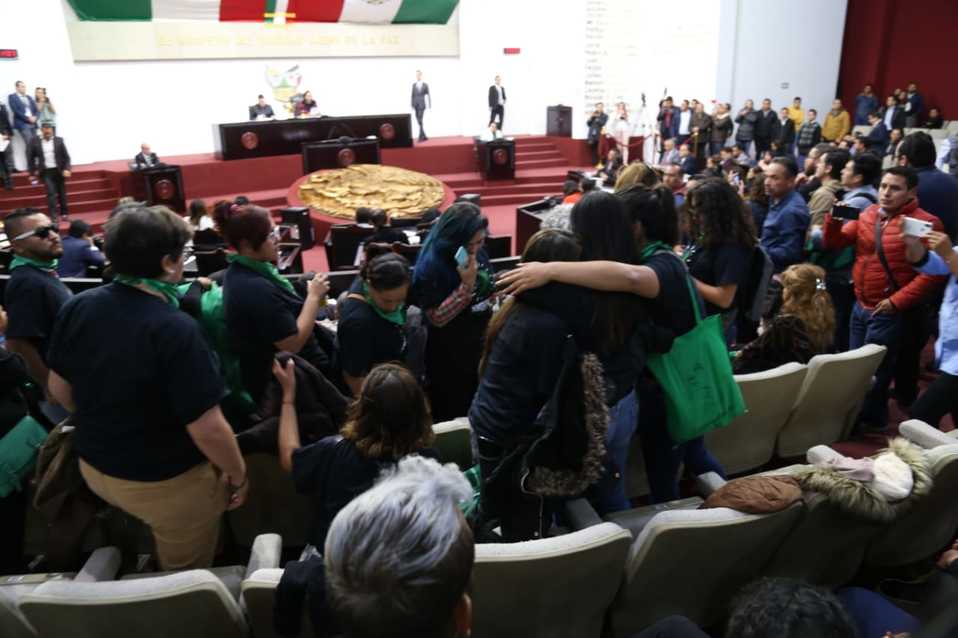 Activistas se abrazan al conocer el resultado de la votación que descarta la iniciativa de la ILE. (Jorge Sánchez)