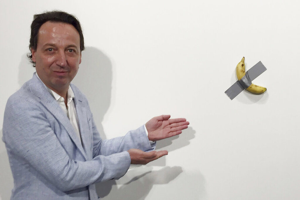 El artista italiano Maurizio Cattelan con la creación 'Comedian'. (AP)