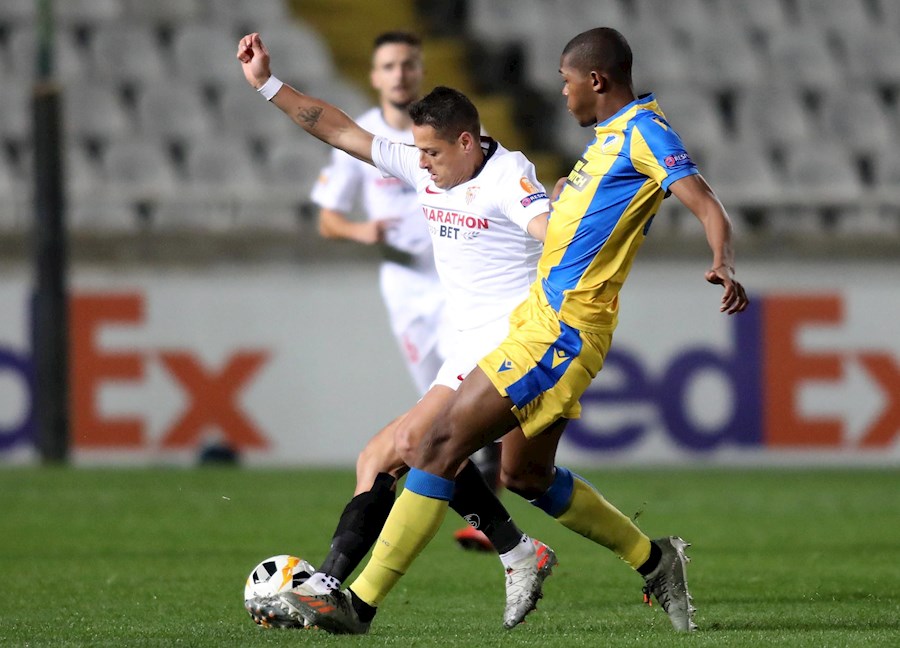Javier Hernández, delantero del Sevilla, disputando el balón  (EFE)