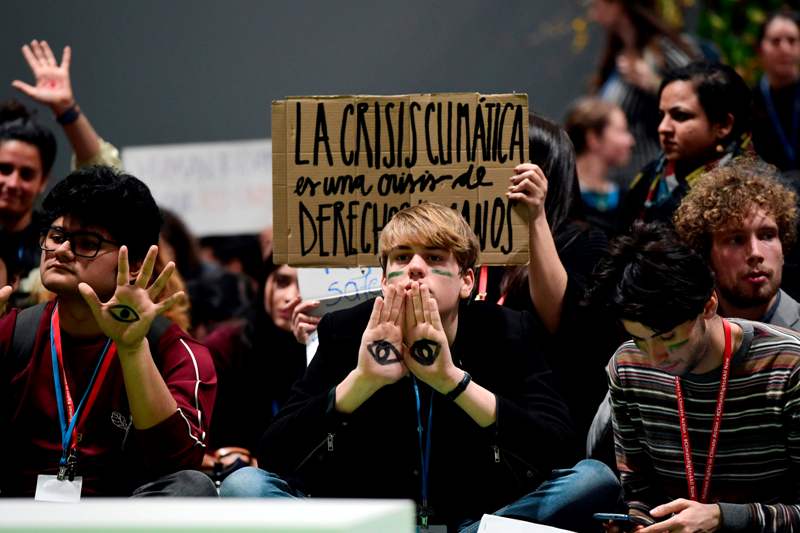 Activistas climáticos protestan en la Conferencia de las Naciones Unidas sobre el Cambio Climático COP25./ AFP