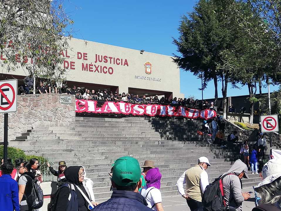 Arribaron a las inmediaciones de la corporación con cartulinas y mantas. (Especial)