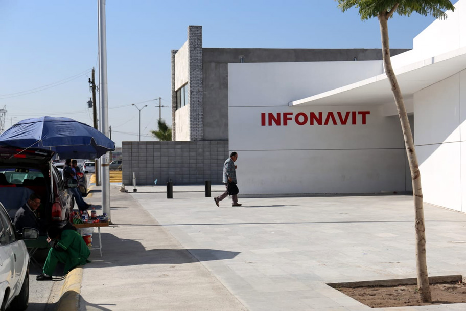 Se embargó una camioneta Peugeot Partner blanca, de Infonavit, con placas FR-3913-A  de Durango. (Rolando Riestra)