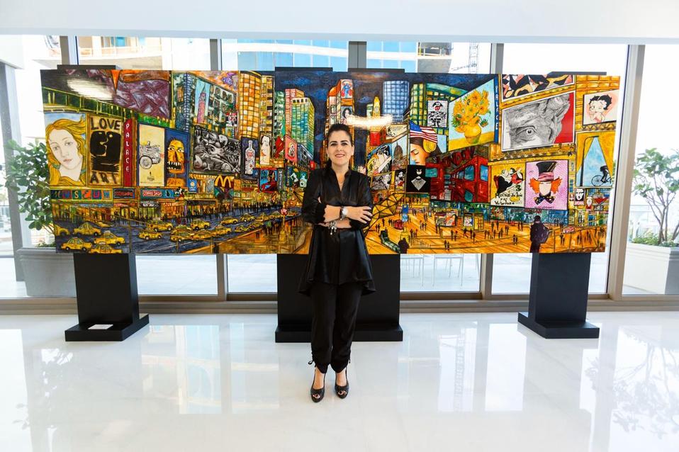 Karla de Lara y su obra en Miami. (CORTESÍA)