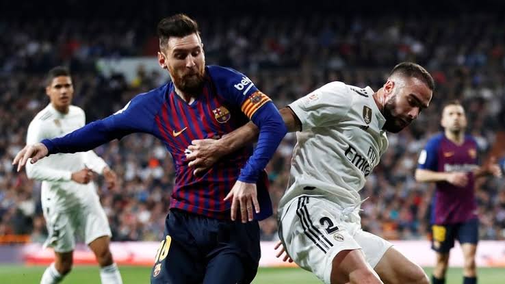 Lionel Messi y Daniel Carbajal durante un partido entre el Barcelona y Real Madrid (Reuters)