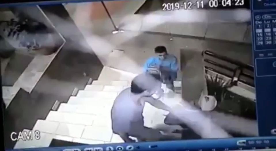 En el video se puede observar como los delincuentes atacan al hombre después de quitarle sus pertenencias. Captura.