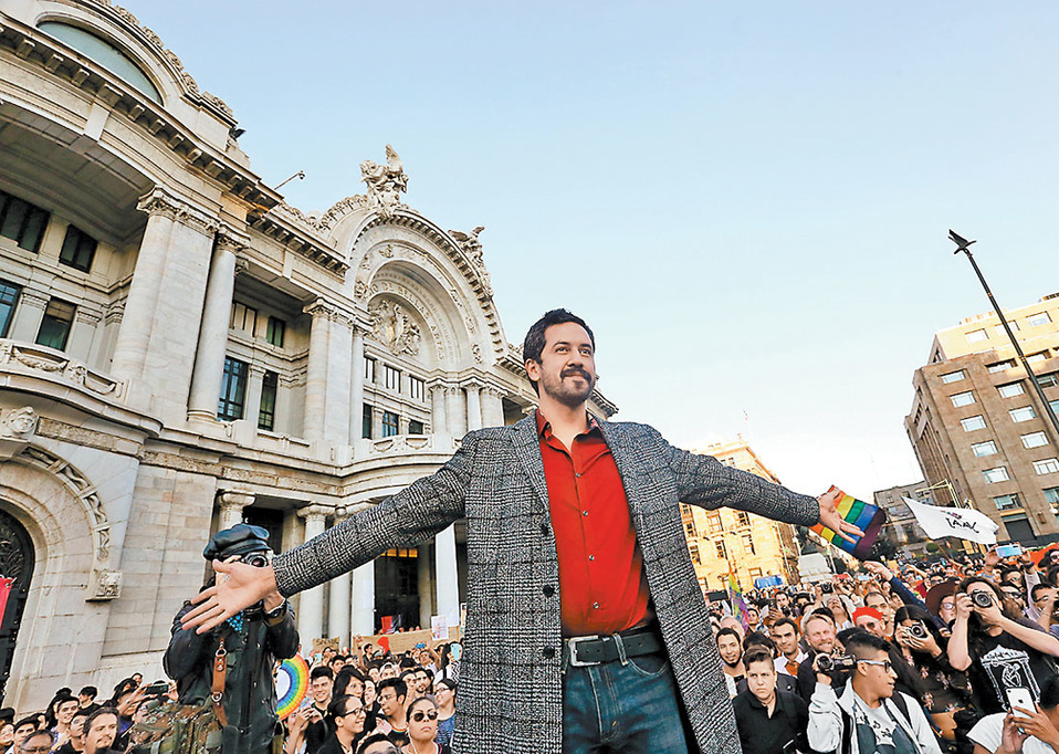 El artista defendió su creación en la explanada del Palacio de Bellas Artes. (Octavio Hoyos)