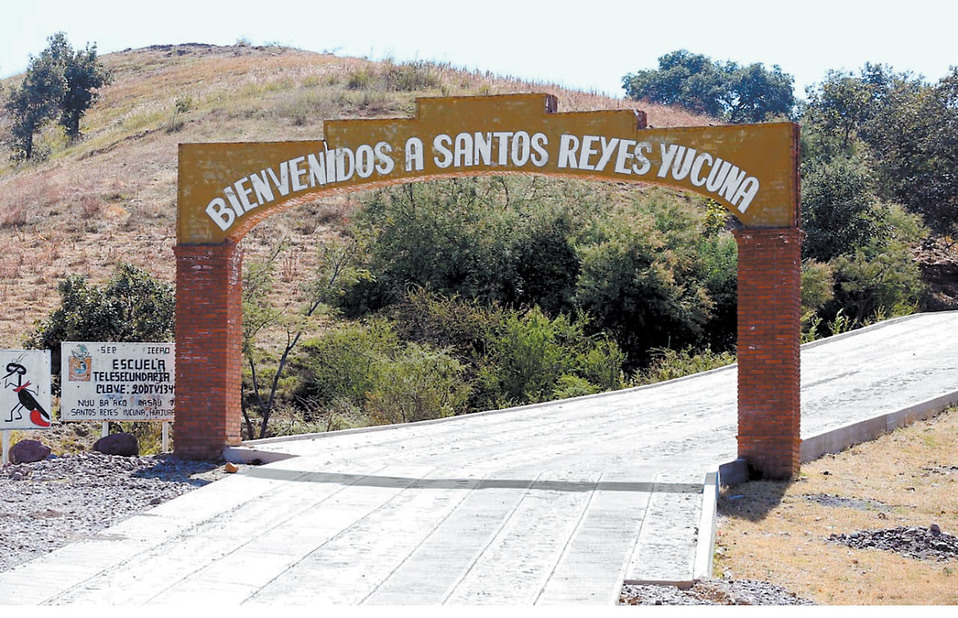 En la entrada y en una brecha del pueblo así se ve la obra que se realizó con el programa anunciado por el presidente López Obrador. (Héctor Téllez)