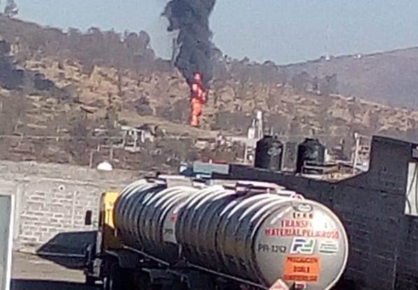 La explosión ocasionó un incendio en la carretera. | Jocelyn Estrada