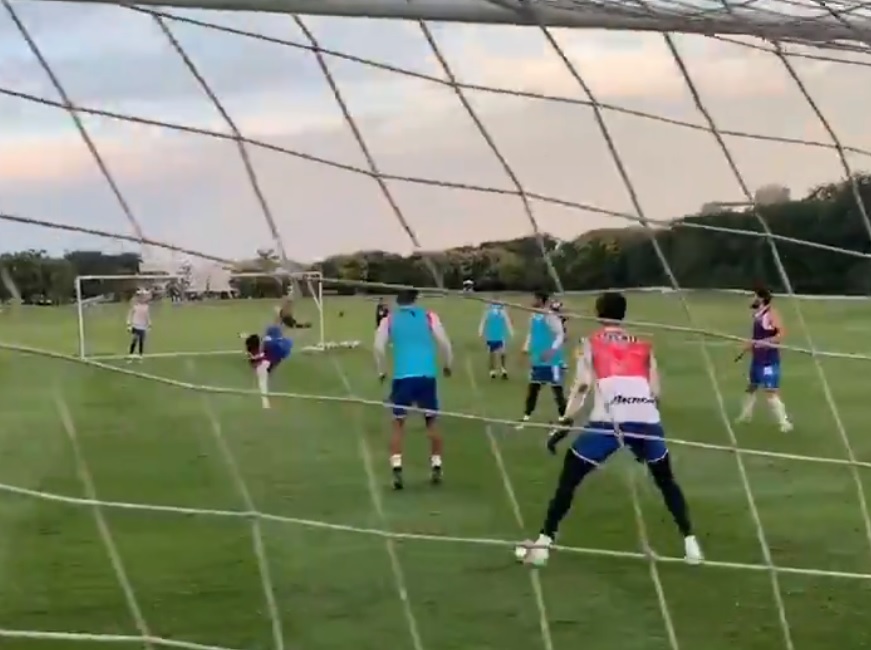 Gol de chilena en Víctor Guzmán (Twitter: @Chivas)