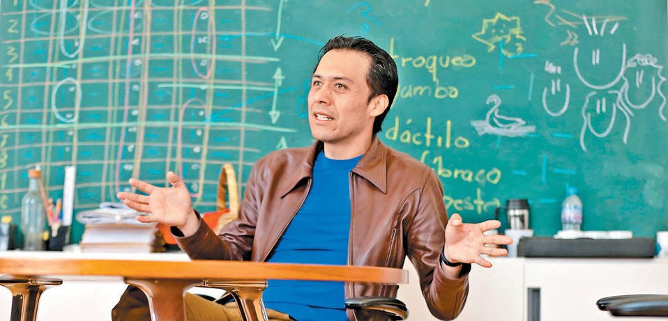 Además de adquirir material bibliográfico, es preciso renovar mesas, sillas, anaqueles y hacer funcionales las instalaciones. (Jesús Quintanar)