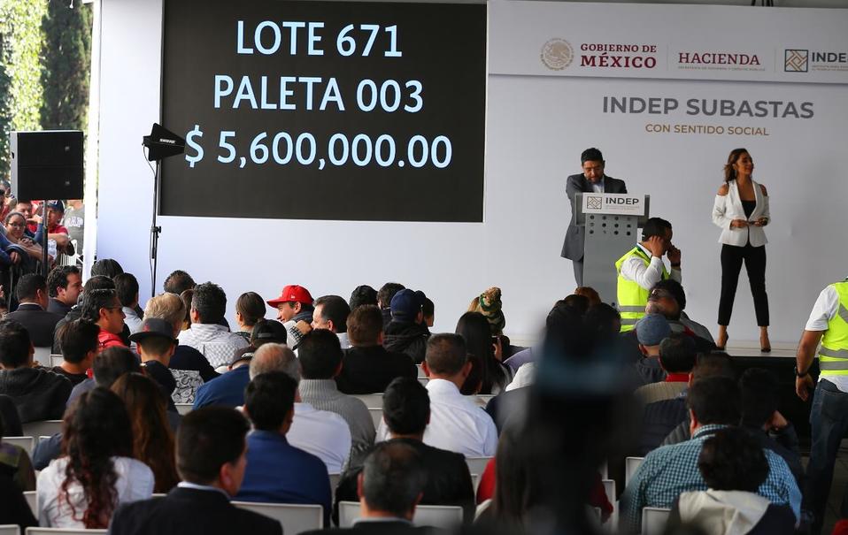 EL automóvil fue vendido al persona con la paleta 003. (Héctor Téllez)