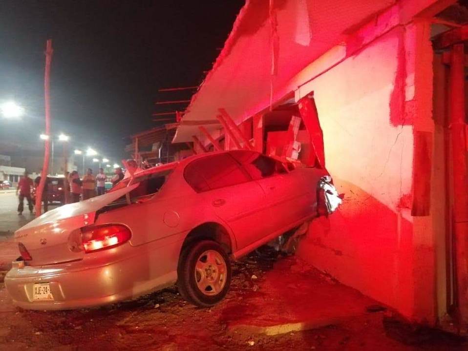 Choca y se impacta contra negocio de artesanías en playa Miramar de Madero (Foto/CORTESÍA)