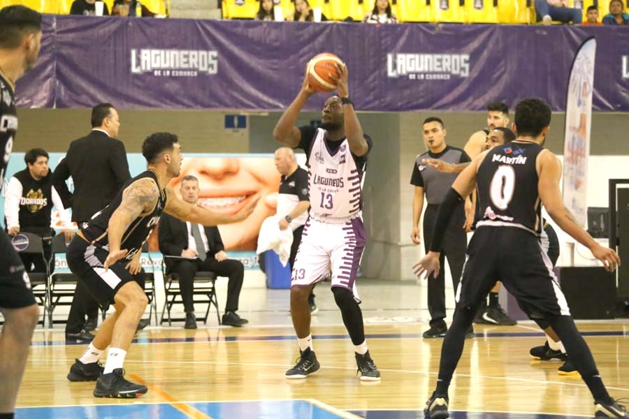 La buena defensa Dorada ayudó a que la quinteta Lagunera no pudiera anotar. (Mauricio Román)