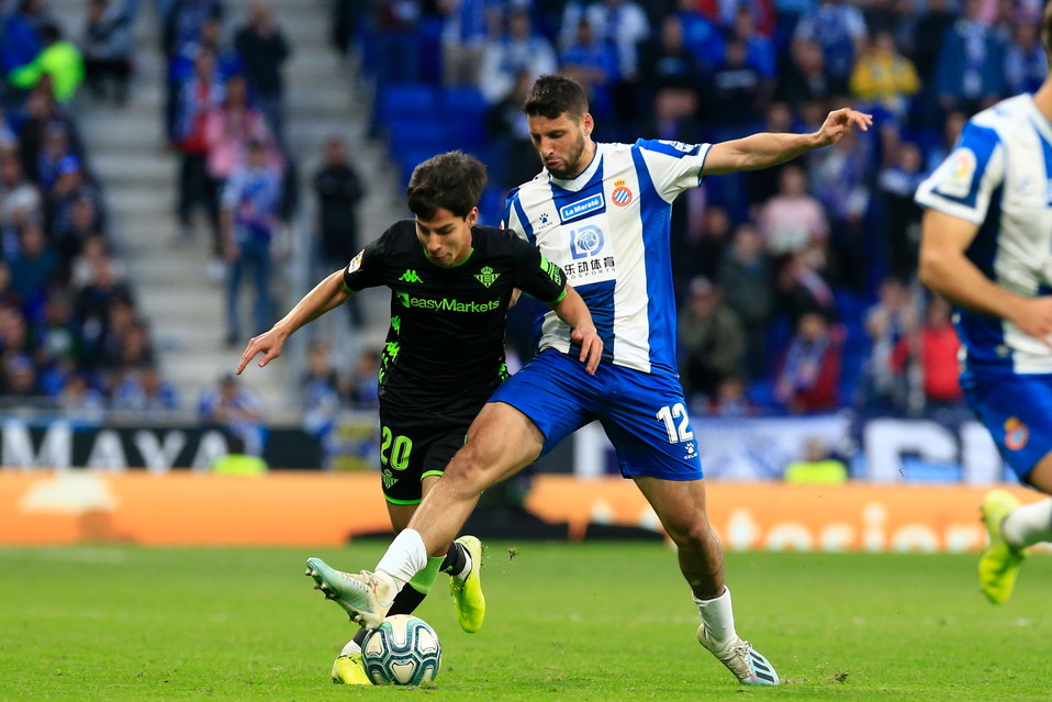 Diego Lainez disputando el esférico (Twitter: @RealBetis)