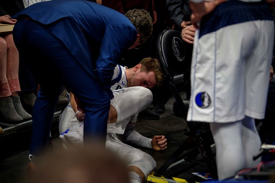 Luka Doncic se lesionó el tobillo frente a Miami (Reuters)