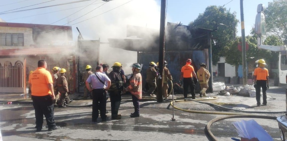 Supuestamente el fuego se inició porque unos niños jugaban con cohetes. (Foto: Miranda Arias)