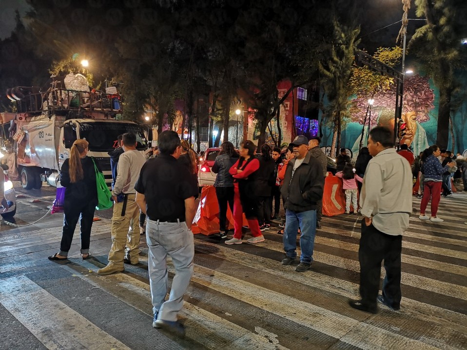 Colonos de la Guerrero bloquean la vialidad por falta de luz. (Jorge Becerril)