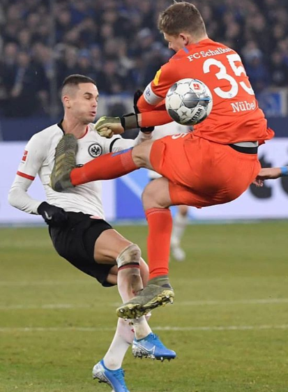 Futbolista de la Bundesliga recibe patadón en el pecho (Instagram @mijat10)