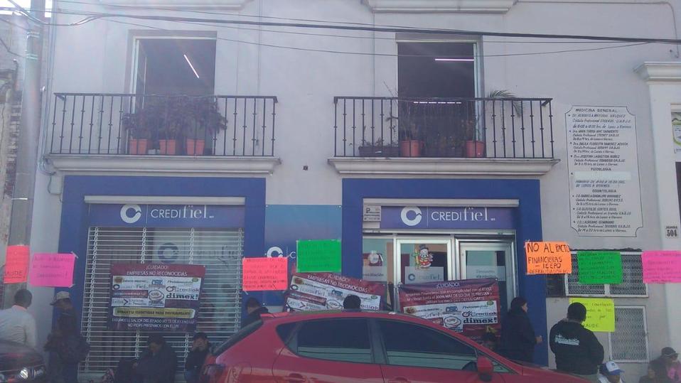 Los maestros tomaron las entidades financieras. (Óscar Rodríguez)