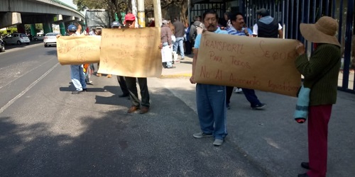 La manifestación ocurrió frente a oficinas de Semov. (Alicia Rivera)
