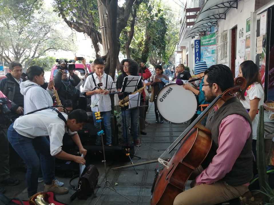 Los músicos protestan en la representación de Oaxaca en la Ciudad de México. (César Velázquez)